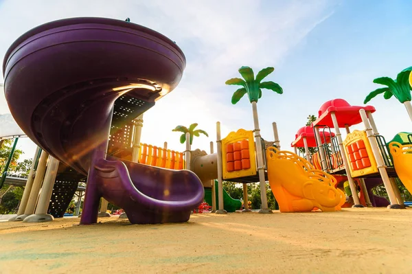 Parque infantil colorido no quintal do parque — Fotografia de Stock