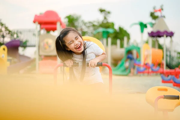 Criança brincando se divertindo no playground — Fotografia de Stock