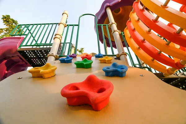 Farverig legeplads på gårdspladsen i parken - Stock-foto