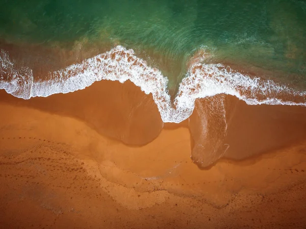 Strand på Aerial Drone uppifrån med havsvågor når stranden. — Stockfoto