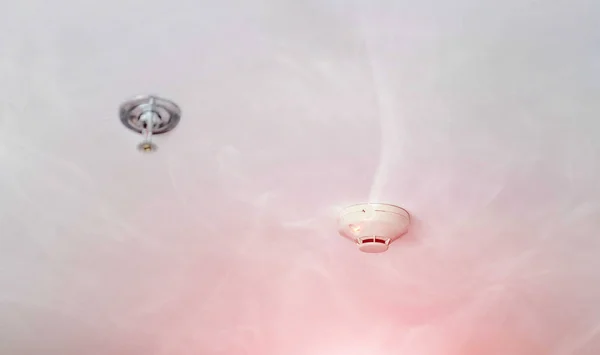 Smoke detector of fire alarm in action — Stock Photo, Image