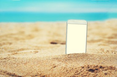 Akıllı telefon yazın kumsalda kumsalda