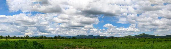 Панорама голубое небо и красивое облако с лугом . — стоковое фото