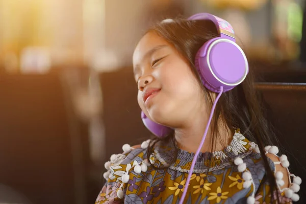 Styl życia młoda dziewczyna azjatyckich relaks słuchanie muzyki w domu — Zdjęcie stockowe