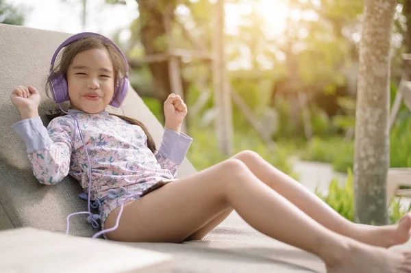 Estilo de vida do dia de verão Jovem menina asiática relaxar ouvir música — Fotografia de Stock