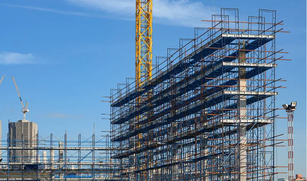 A estrutura da armação de aço está em construção — Fotografia de Stock