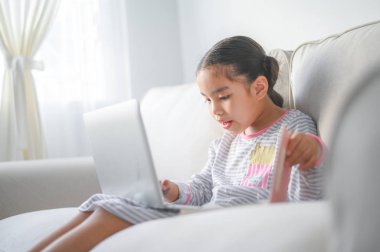 Okula geri dön. onun laptop kullanarak asya Küçük kız