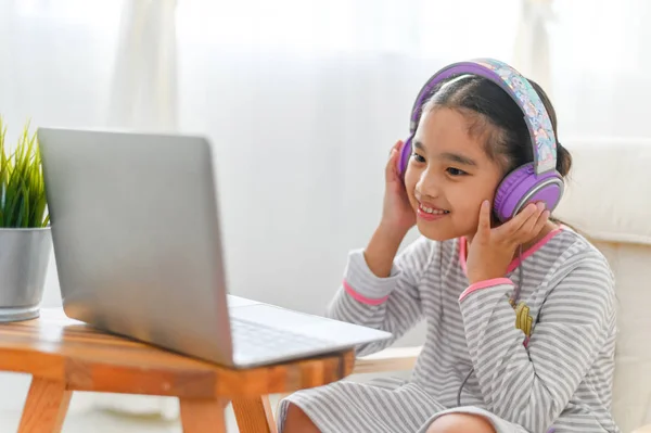 Estilo de vida Joven chica asiática relajarse escuchando música en casa —  Fotos de Stock