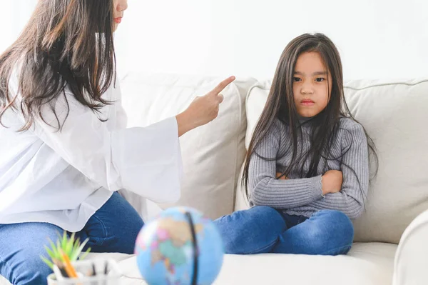 Arrabbiato asiatico madre seduta con piccola figlia, mamma rimprovera per — Foto Stock