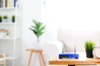 Modern Wi-Fi yönlendirici, odadaki ışık masasında.
