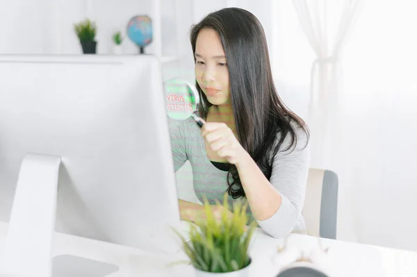 Жінка з екранним склом вивчає настільний комп'ютер. Scannin — стокове фото