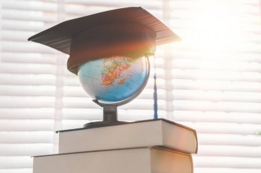 Dünyanın tepesinde mezuniyet kapağı, eğitim konsept tasarımı 