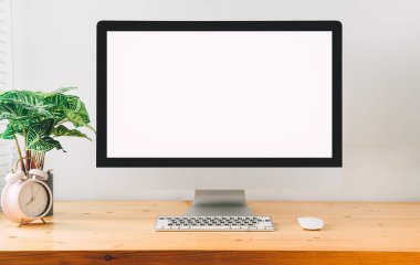 boş beyaz ekranlı bilgisayar ile çalışma alanı ve ofis supp