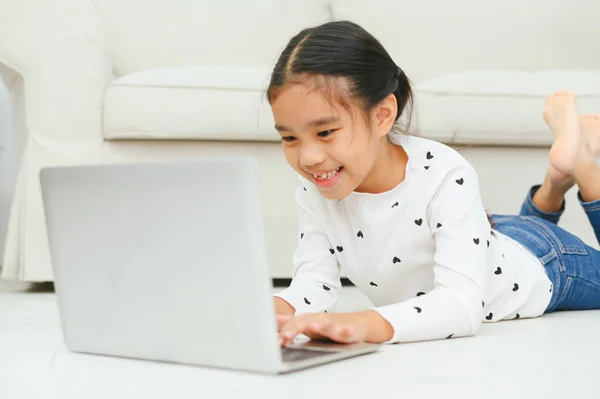 Glückliche asiatische Mädchen mit Laptop-Computer, Konzept für Kinderkunst ein — Stockfoto