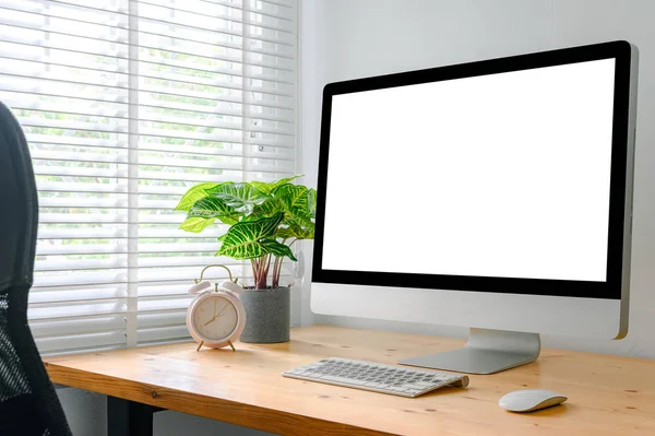 Area kerja dengan komputer dengan layar putih kosong, dan supp kantor — Stok Foto