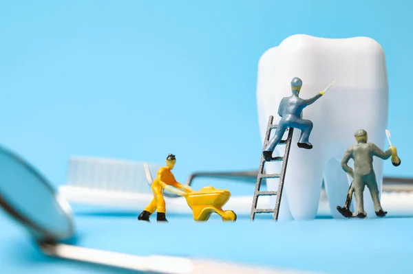 Dental modell och Dental utrustning på grå bakgrund, Concept im — Stockfoto