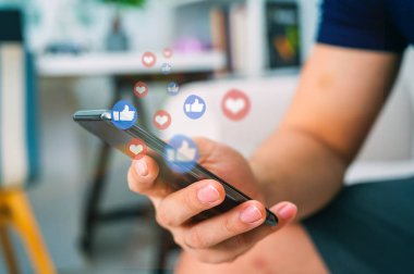 Sosyal medya kavramına sahip akıllı telefon kullanımı