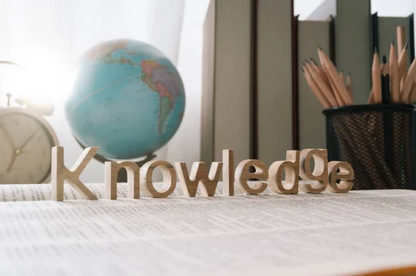 Wissen Wort über ein Buch und Schule stationären Hintergrund, educa — Stockfoto