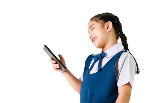 Retrato de sonrisa, niña en uniforme escolar tocar el sc —  Fotos de Stock