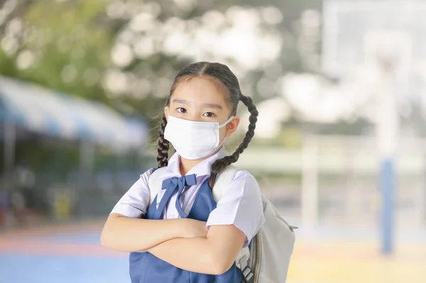 Escuela Chica usando máscara bucal contra la contaminación por smog de aire en Ban —  Fotos de Stock
