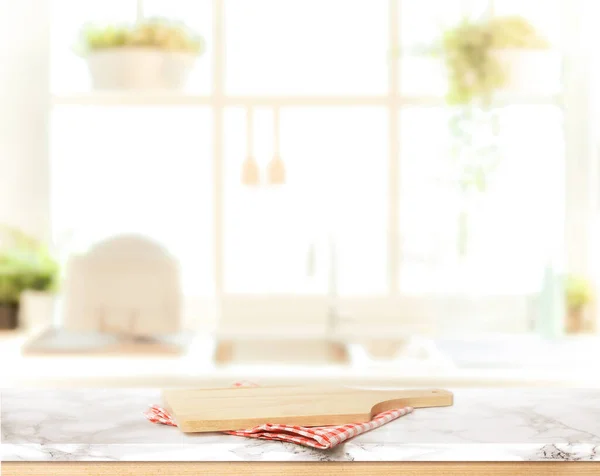 木のテーブルの上にぼやけた台所の背景 — ストック写真