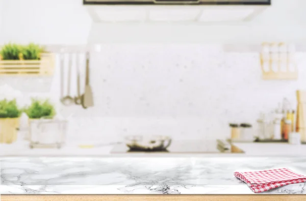 Hout tafelblad op wazig keuken achtergrond — Stockfoto