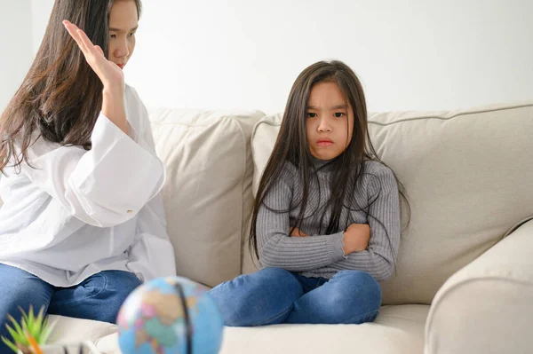 Arrabbiato asiatico madre seduta con piccola figlia, mamma rimprovera per — Foto Stock