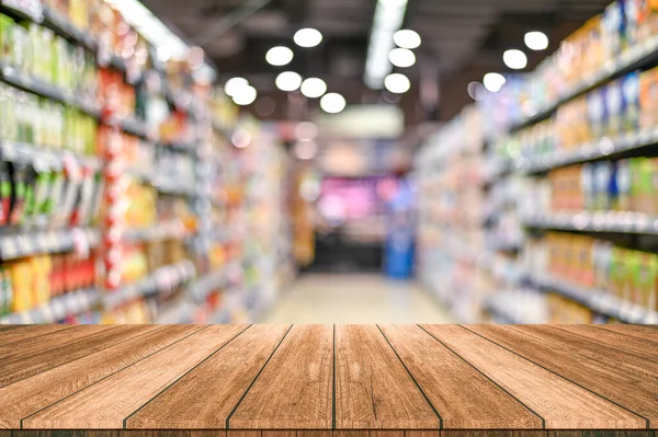 Arkaplanı süpermarket bulanık olan boş tahta masa — Stok fotoğraf