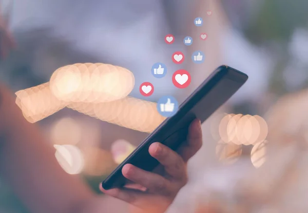 Sosyal medya kavramına sahip akıllı telefon kullanımı