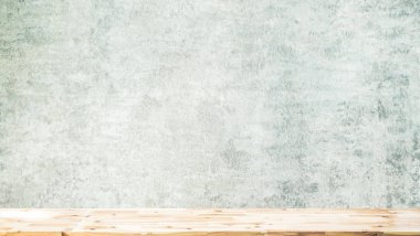 Boş üst raflar ya da beton duvardaki ahşap masa. 