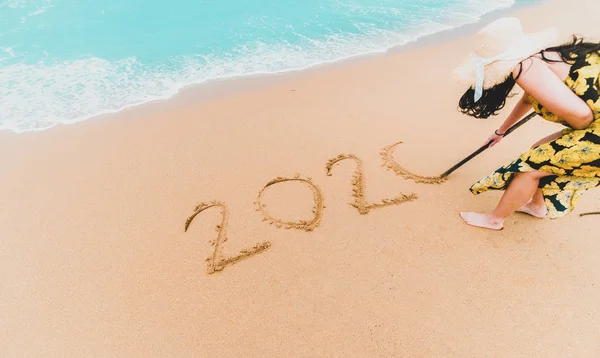 2020 Neujahr. 2020 Frau mit Wellenschaum am Sandstrand — Stockfoto