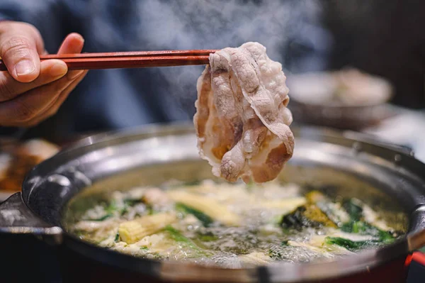 Hand Hålla Ätpinnar Med Mogna Kurobuta Fläsk Shabu Shabu Och — Stockfoto