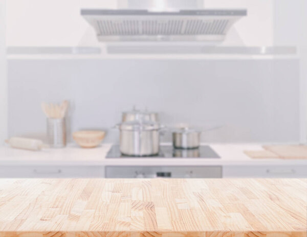 Деревянная столешница на размытом фоне кухни. может быть использован для отображения или монтажа вашей продукции
