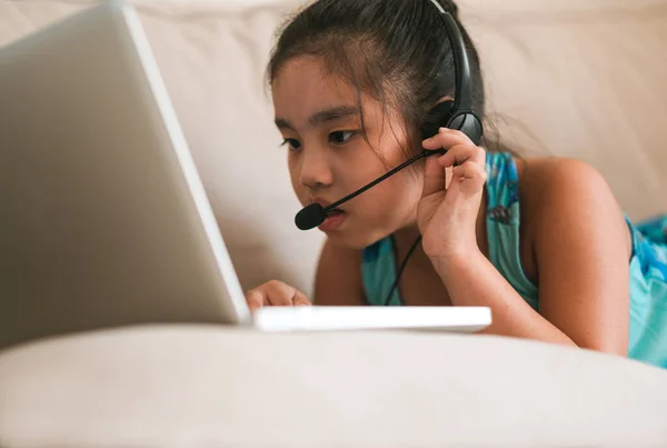 Asiático Chica Estudiante Desgaste Auriculares Reloj Webinar Escuchar Línea Curso — Foto de Stock