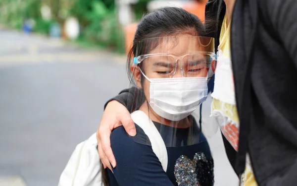 Vuelta Escuela Asiática Alumna Usando Mascarilla Con Mochila Abrazando Madre —  Fotos de Stock