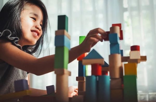 Feliz Niña Jugando Juego Edificio Torre Constructor Bloques Madera Multicolores — Foto de Stock