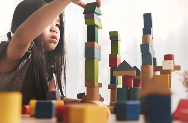 Feliz Niña Jugando Juego Edificio Torre Constructor Bloques Madera Multicolores — Foto de Stock