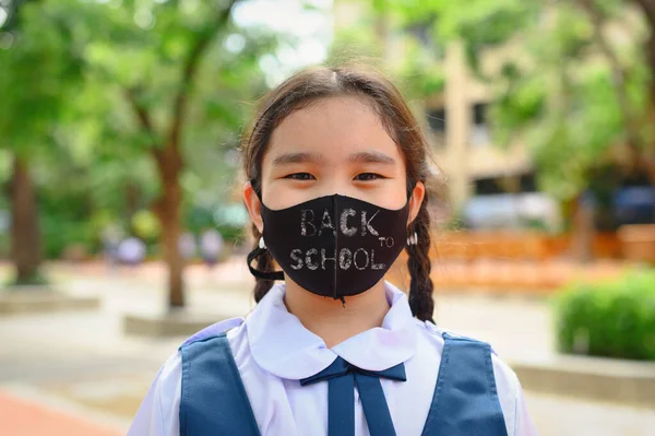 Tillbaka Till Skolan Asiatisk Barn Flicka Bär Ansiktsmask Med Ryggsäck — Stockfoto