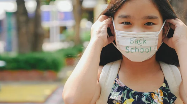 Wracać Szkoły Azjatyckie Dziecko Dziewczyna Noszenie Maski Twarzy Plecakiem Idzie — Zdjęcie stockowe