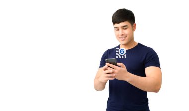 Beyaz arka planda izole edilmiş Wi-6 teknolojili akıllı telefon kullanan mutlu bir erkek.