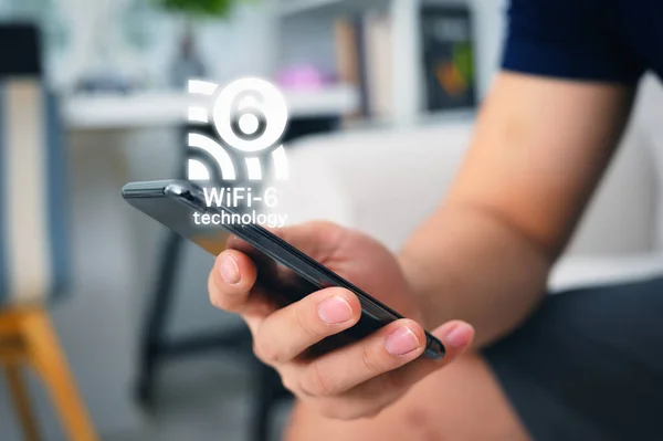 Man Med Hjälp Smartphone Med Wifi Teknik Vardagsrummet — Stockfoto