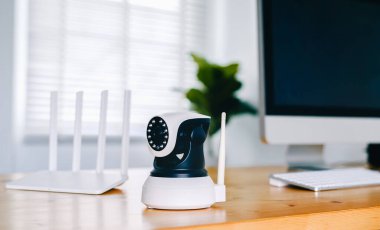 Wood 'un masasındaki güvenlik kamerası. IP Kamerası.