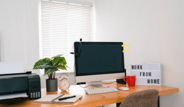 Modern ofis içi elektronik cihaz, malzeme ve kahve fincanı.