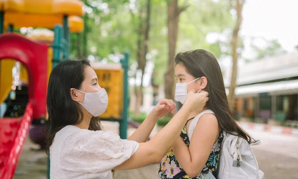 Mor Sätter Skyddsmask Dottern Ansikte För Skydd Covid Eller Coronavirus — Stockfoto