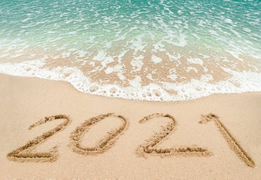 Mutlu yıllar 2021, plajda el sallama ve mavi denizle birlikte. Deniz kıyısında 2021 yıl, Yeni Yıl konsepti.