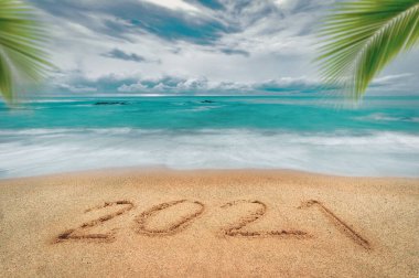 Mutlu yıllar 2021, plajda el sallama ve mavi denizle birlikte. Deniz kıyısında 2021 yıl, Yeni Yıl konsepti.