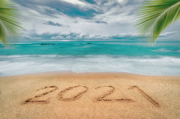 Feliz Año Nuevo 2021 Letras Playa Con Olas Mar Azul — Foto de Stock