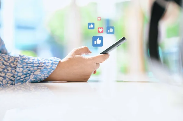 Hand Med Hjälp Smart Telefon Med Sociala Medier Koncept — Stockfoto