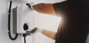 Sertifikalı erkek elektrikçi ev yapımı EV şarj aleti