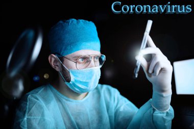 Doktorlarda salgın testi ve kan. Coronavirus test tüpü COVID. -2019